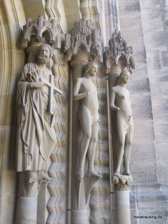 Располагавшиеся здесь когда-то статуи, в