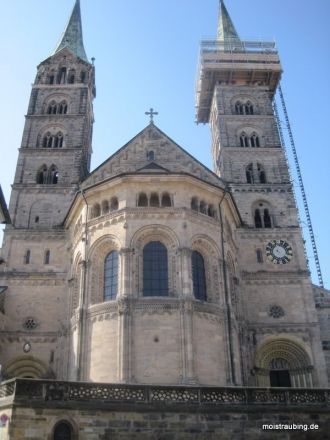 Слева от хора Георга ведут широкие ступе