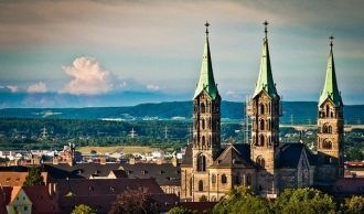 В центре города на горе Домберг возвышае