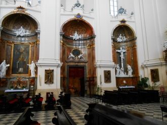 Внутри храма – всё то же сочетание готик