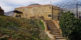 Камень увенчавший входную дверь украшен 