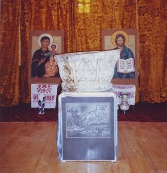 Камень увенчавший входную дверь украшен 