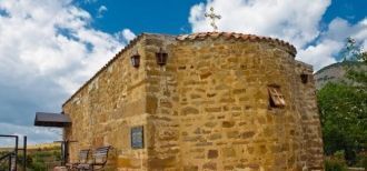 Вход в церковь, расположена с южной стор