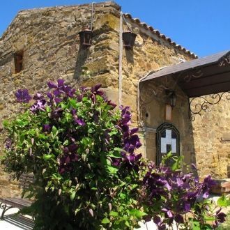 Храм находится в центре поселка и возвыш