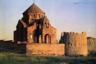 Внутри стены каменные, без штукатурки и 