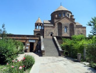 В церковь ходят ставить свечки женщины, 