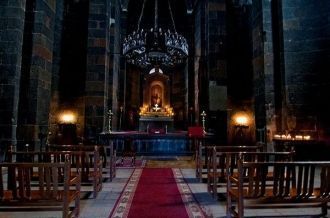 Алтарь. Как обычно в Армении - не особен