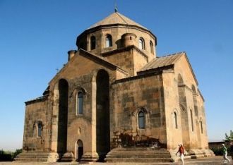 В отдельной нише в стене за стеклом лежа