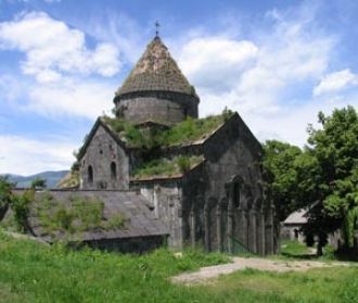 Среди зданий монастыря выделяется церков
