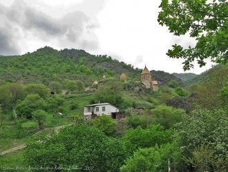 Монастырь расположен так, что вид с любо