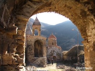Расположен в нескольких сот метрах к сев