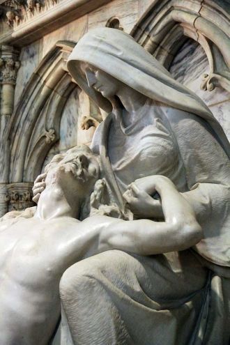 Собор выстроен из белого и коричневого м