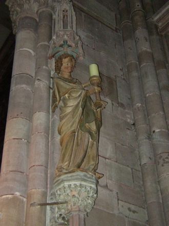 12 колонн собора украшены фигурами 12-ти