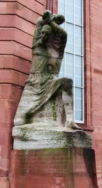 Скульптура на углу Паульскирхе.