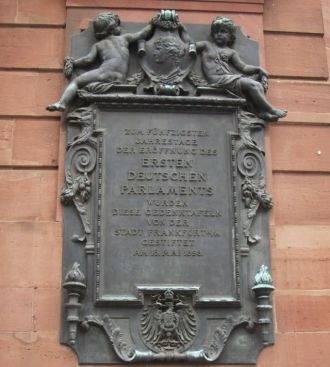 Памятная доска на стене церкви.