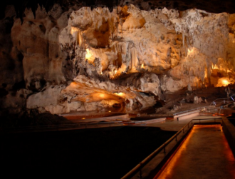 Пещера чудес оборудована системой освеще