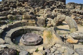 К центру комплекса путь ведет через лаби