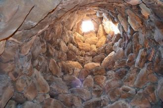 Hураг сложен из базальтовых глыб весом в