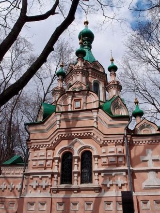 3a Бoльшим coбopoм — xpaм Иoaннa Лecтвич