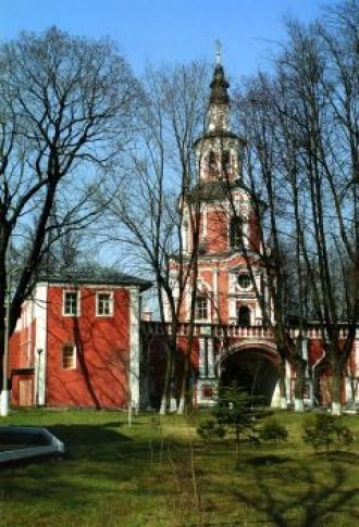 Надвратный храм Тихвинской иконы Божией 