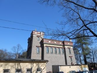 Сейчас в дацане живут шесть лам