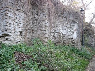 Стены вала, находящегося внутри крепости