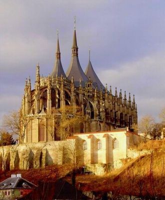 Первые работы начались в 1388 году, а ар