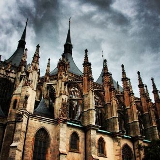 Резные контрфорсы, увенчанные пинаклями.