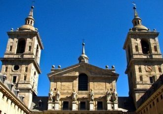 Создав внешний облик замка ясным и строг