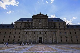 Дворцовый комплекс представлен цельным м