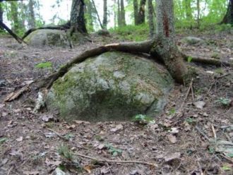 Здесь и находятся 30 холмов с каменными 