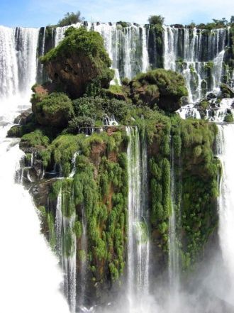 Водопады находятся на границе аргентинск