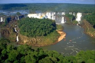 Комплекс водопадов на реке Игуасу поделе
