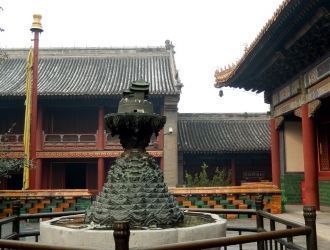 Постамнт, изображающий сакральную гору М