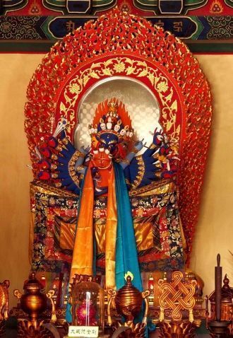 Статуи богов войны и гнева. Кстати, это 