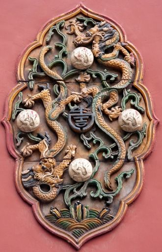 Драконий узор на стене храма.