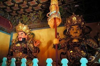 Вдоль стен — Четыре Небесных Повелителя.