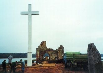На острове у развалин Икшкильской церкви