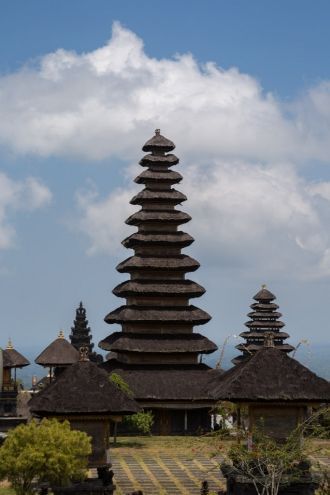 Меру – многоярусные пагоды башни-пураны,