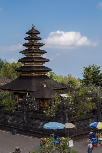 Рядом с комплексом Пура Бесаких стрит не