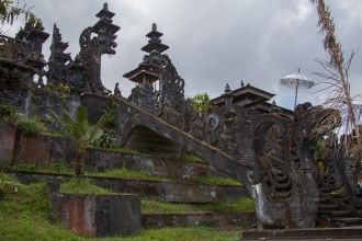 Храм Бесаких построили более 1000 лет на