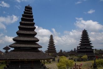 Все культовые постройки острова равняютс