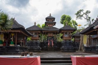 Первый двор - это вход в главный храм - 