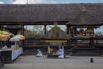 Согласно верованиям балийцев, сюда прихо