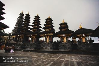 Каждый из храмов в составе Пура Бесаких 