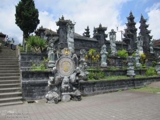 На основном дворе расположены гробницы, 