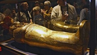 Этот третий золотой гроб и изображён на 