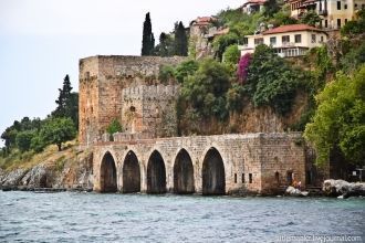 Ажурный орнамент крепостных стен придает