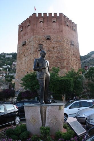 Рядом с башней - памятник Ататюрку, чей 