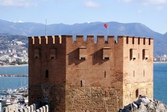 В середине прошлого века башня была отре